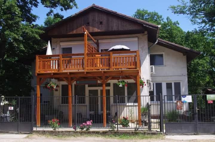 Toelgyfa Vendeghaz Hotel Balatonszepezd Exterior photo